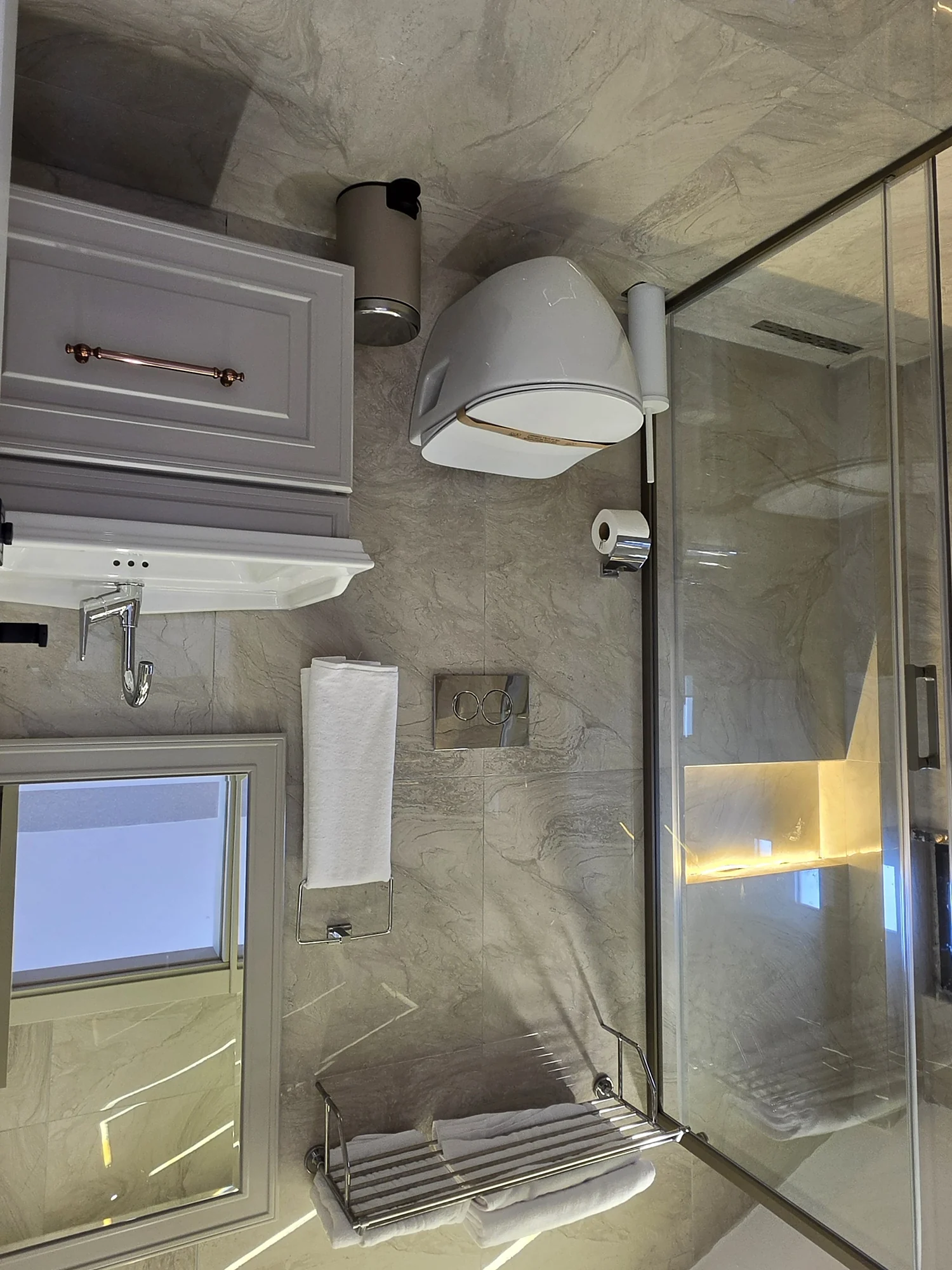 Cam duşakabinli banyo