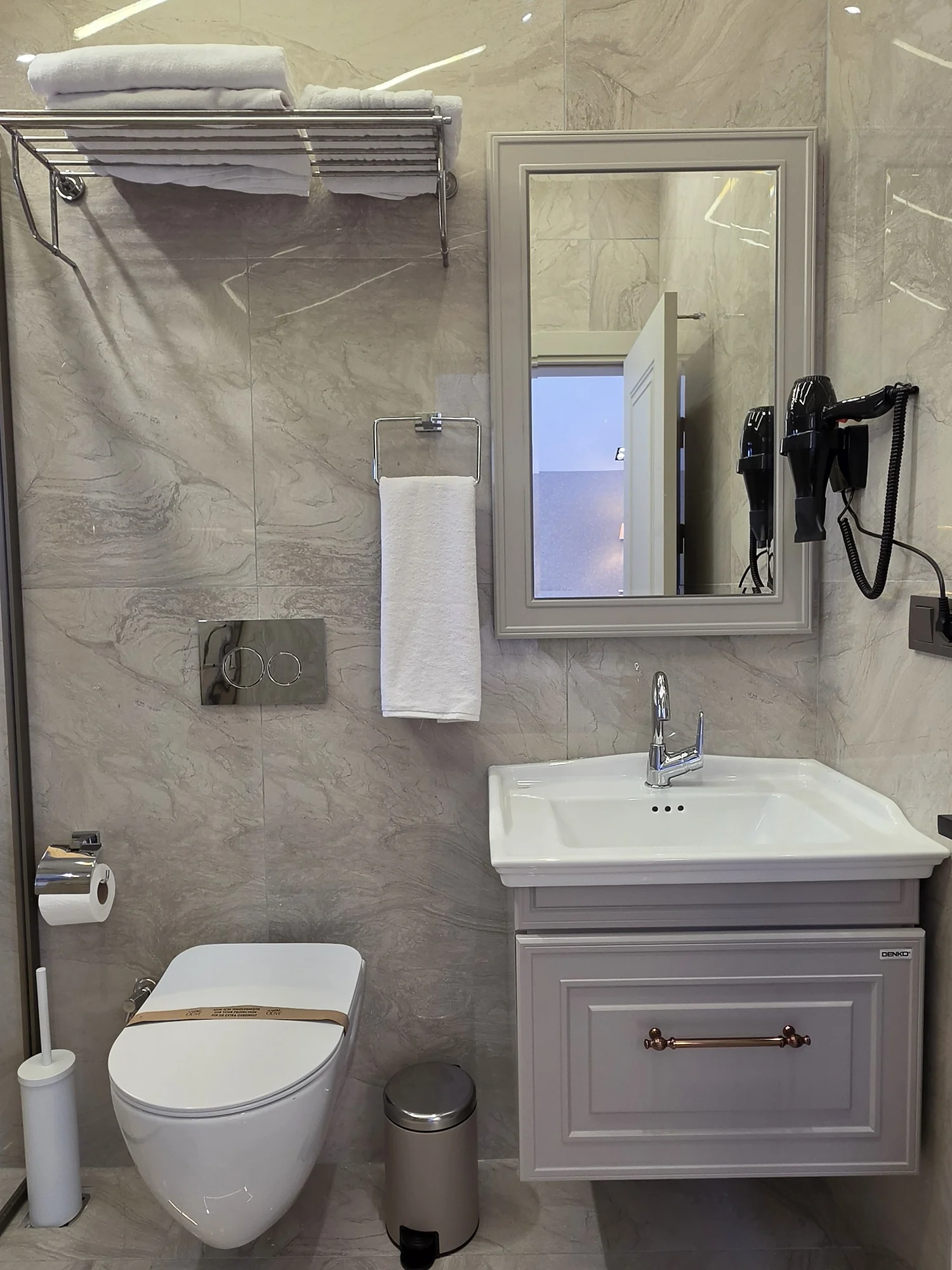 Mermer banyo, lavabo ve ayna
