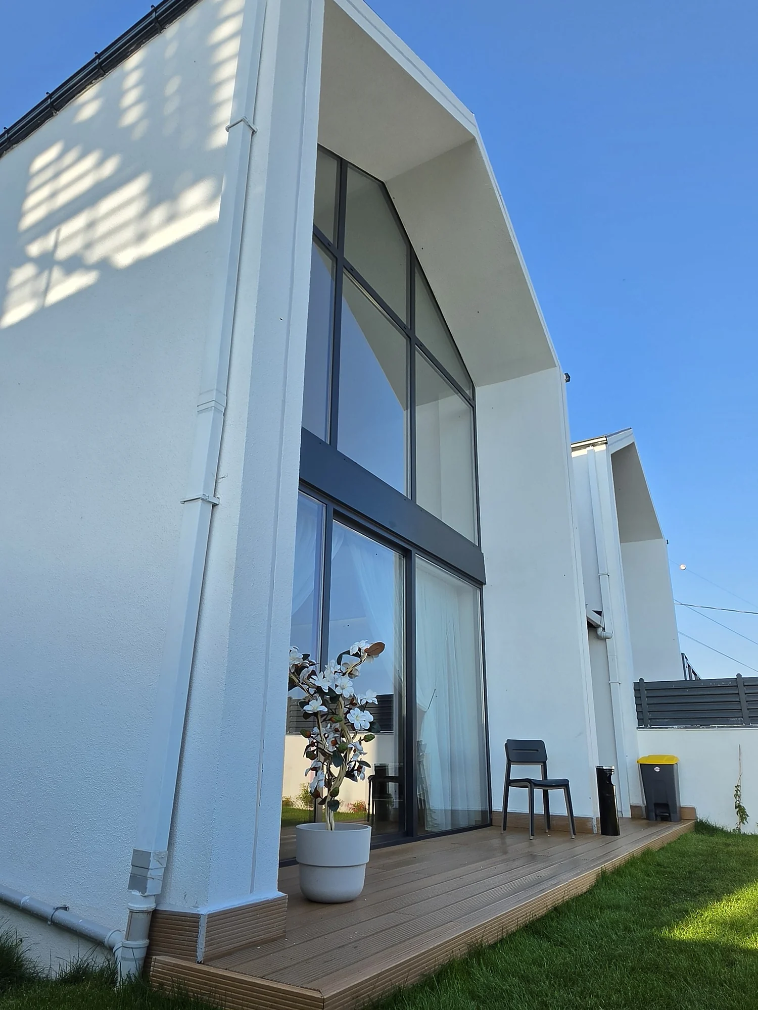 Gün ışığında villa cephesi