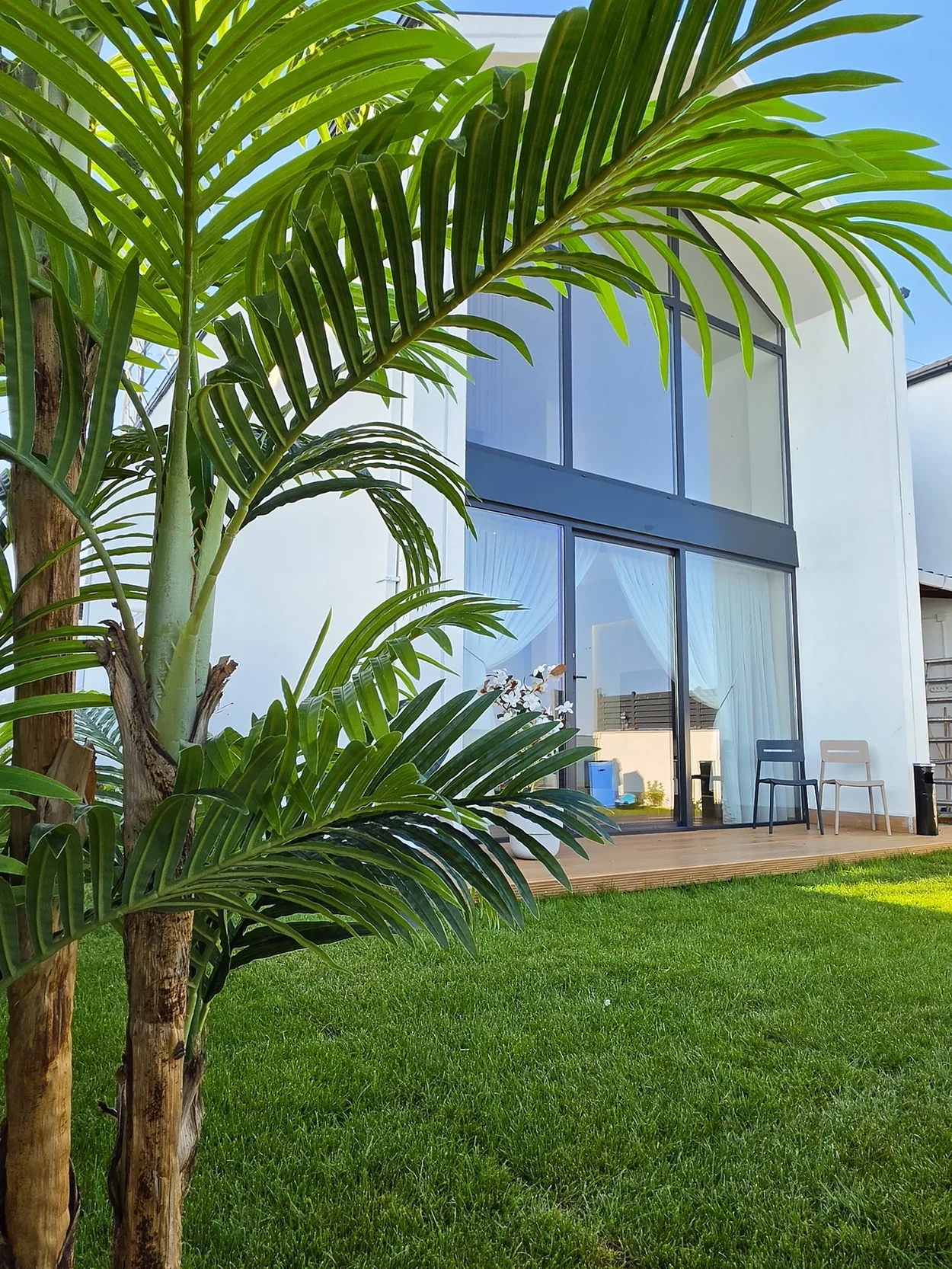 Bahçeden villa cephesi