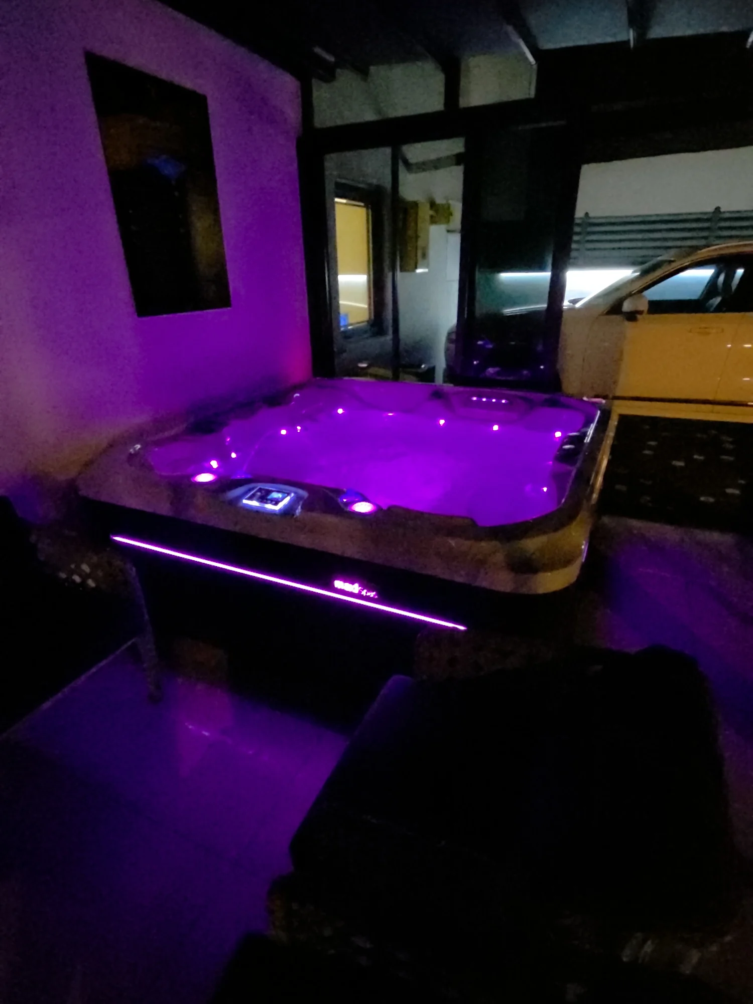 Mor LED atmosferinde açık jakuzi