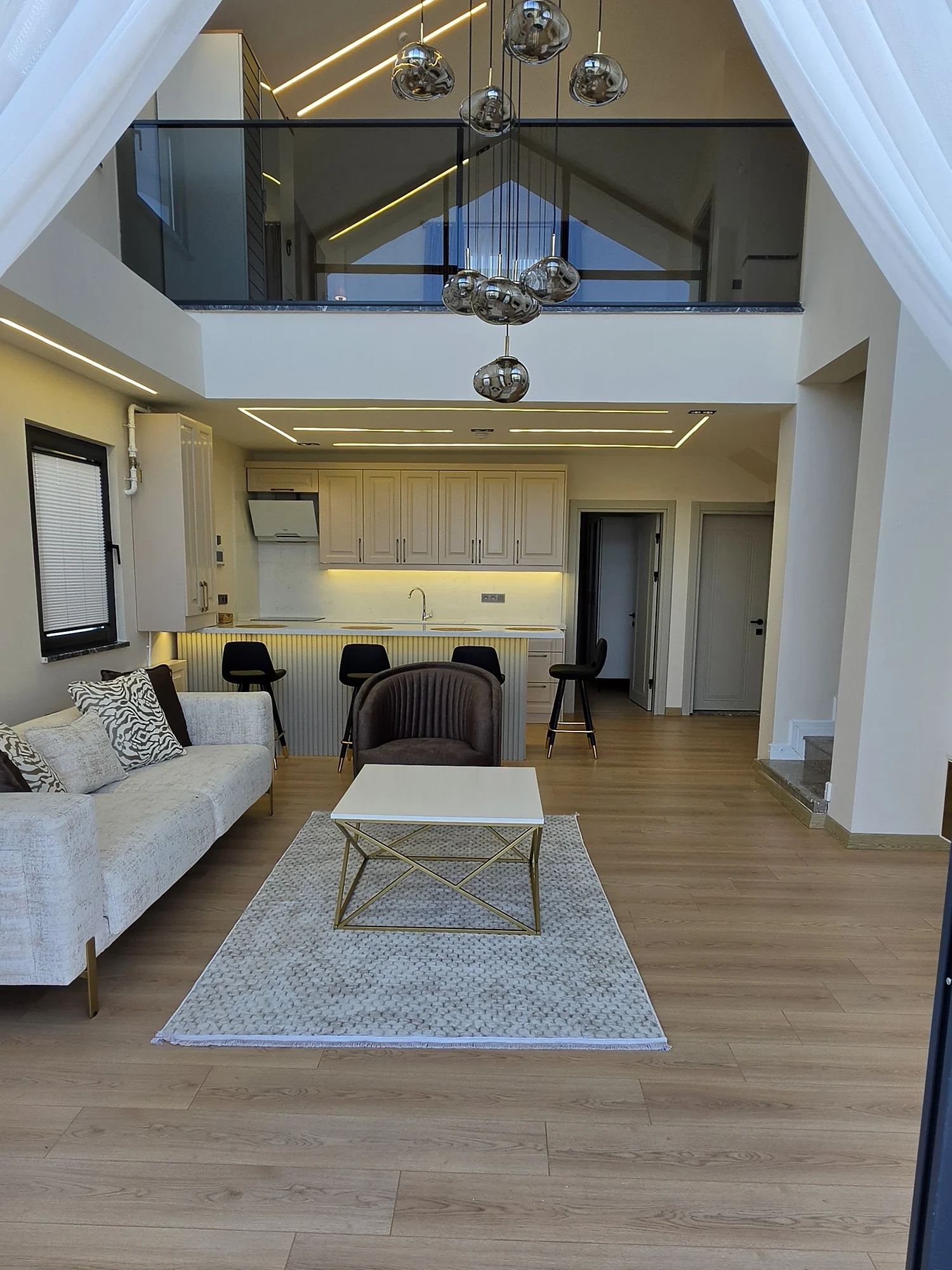 Salon, mutfak ve mezanin bir arada