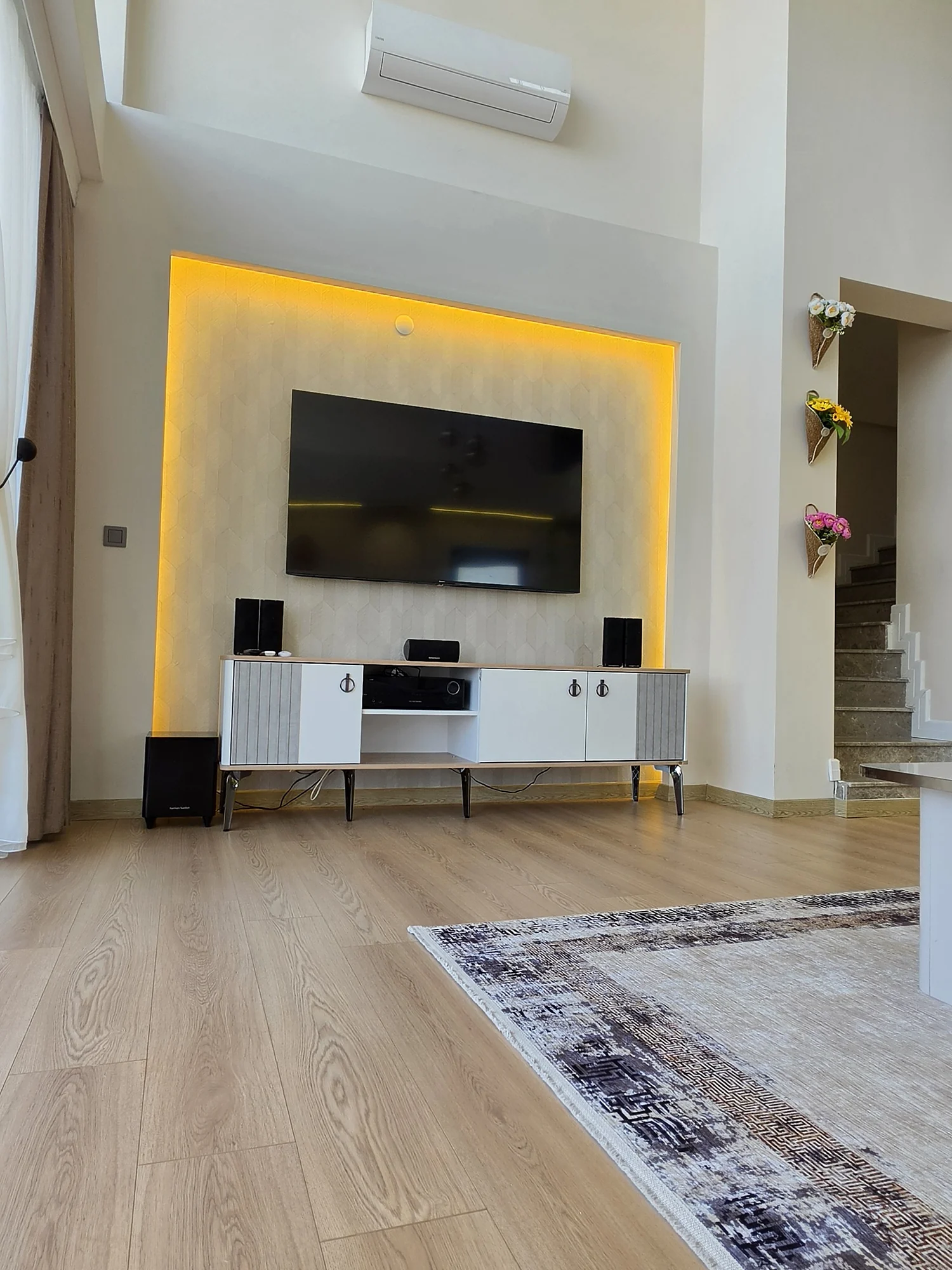Smart TV duvarı ve gizli aydınlatma