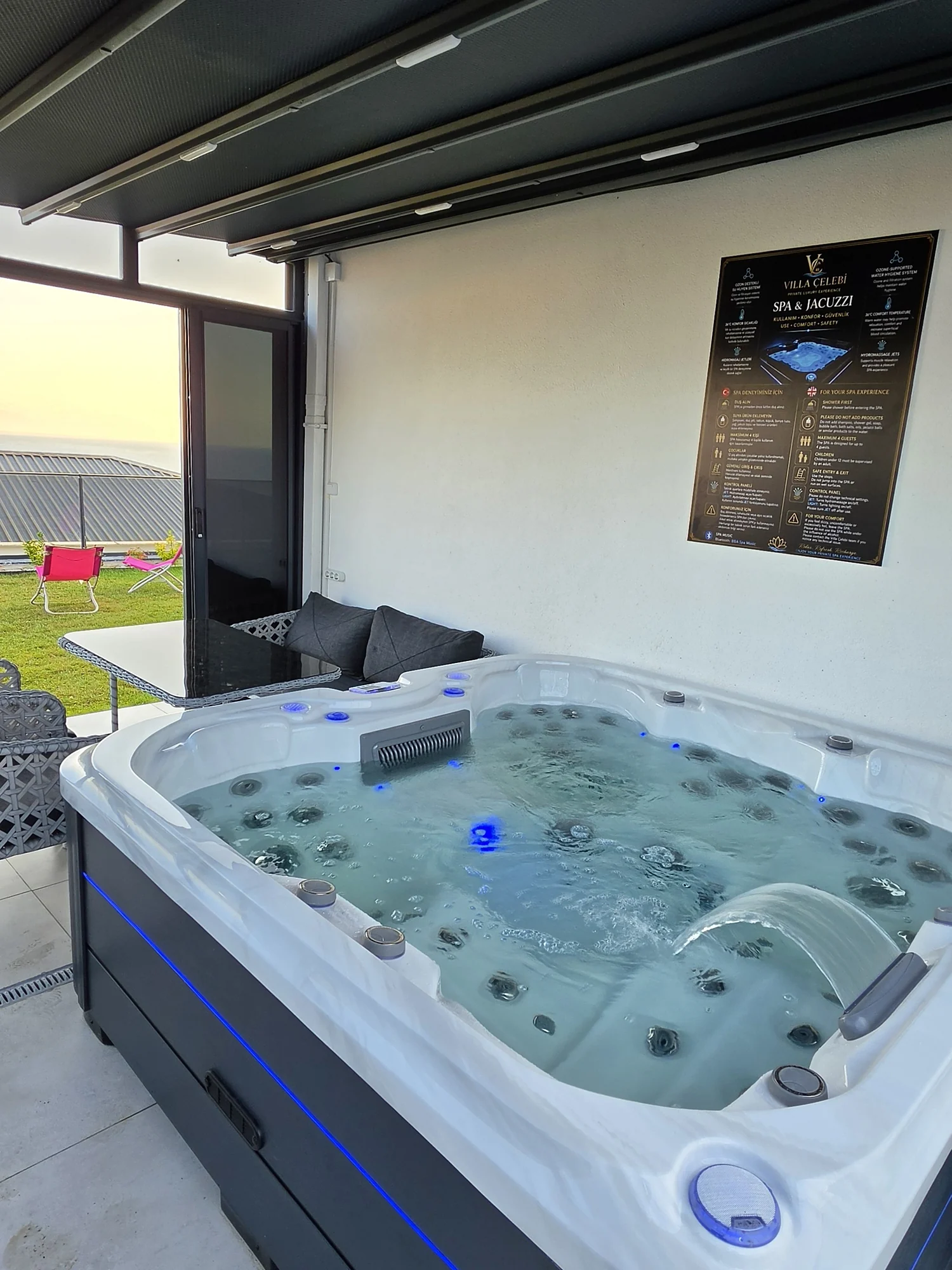 Bahçedeki açık SPA havuzu