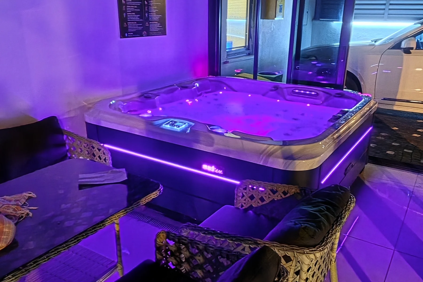 Gece SPA: LED aydınlatmalı jakuzi